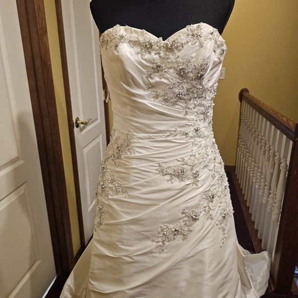 New Maggie Sottero Ivory Wedding Gown Size 12 - Picture 4 of 9